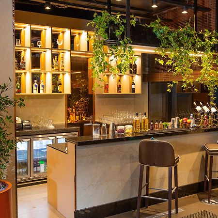 Holiday Inn Bengaluru Racecourse By Ihg Exterior photo The bar at the hotel
