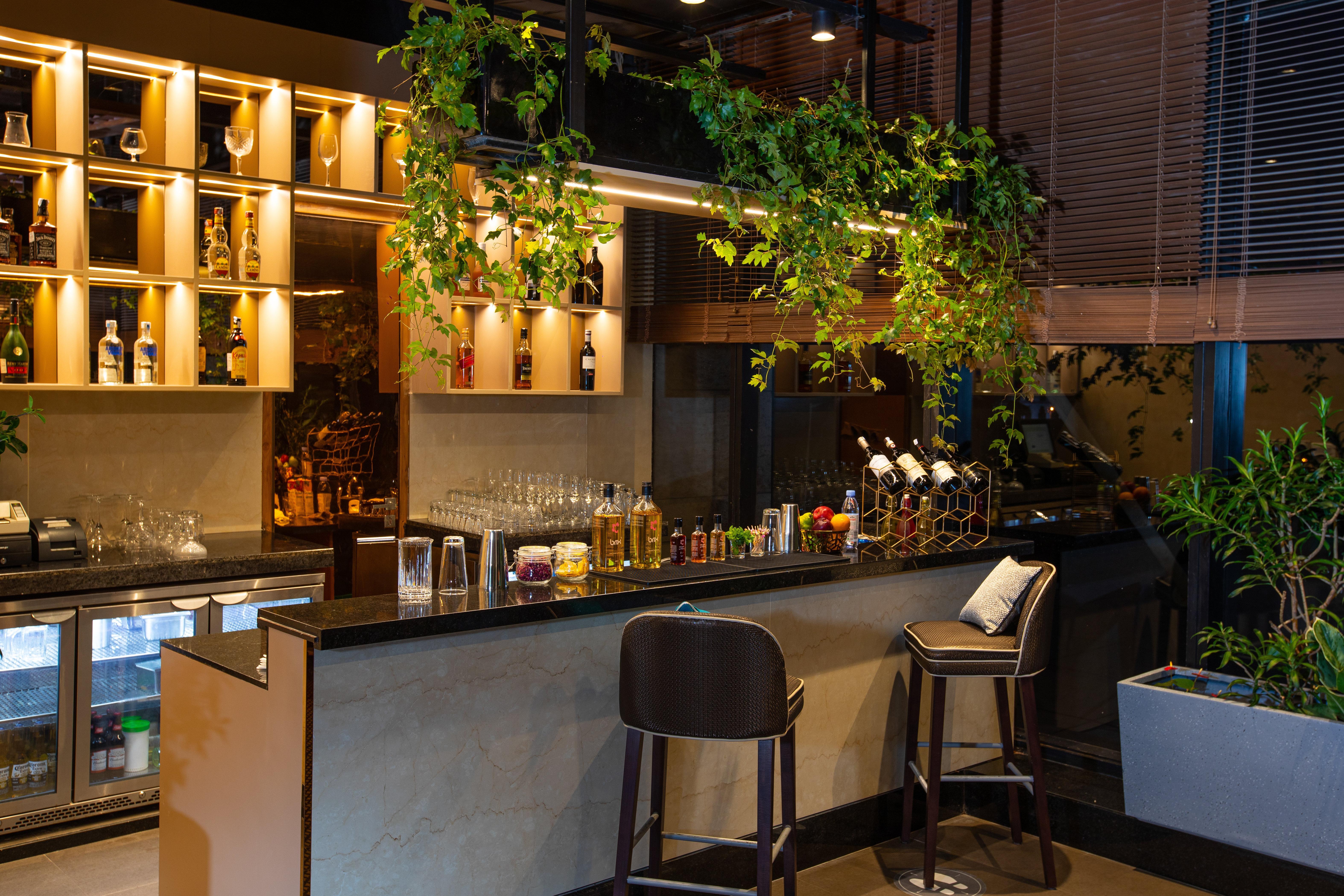 Holiday Inn Bengaluru Racecourse By Ihg Exterior photo The bar at the 101 Skybar