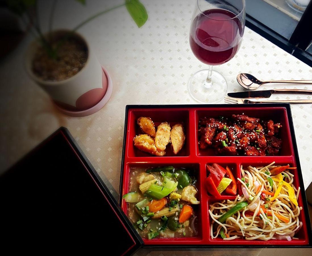 Holiday Inn Bengaluru Racecourse By Ihg Exterior photo A vegetarian bento