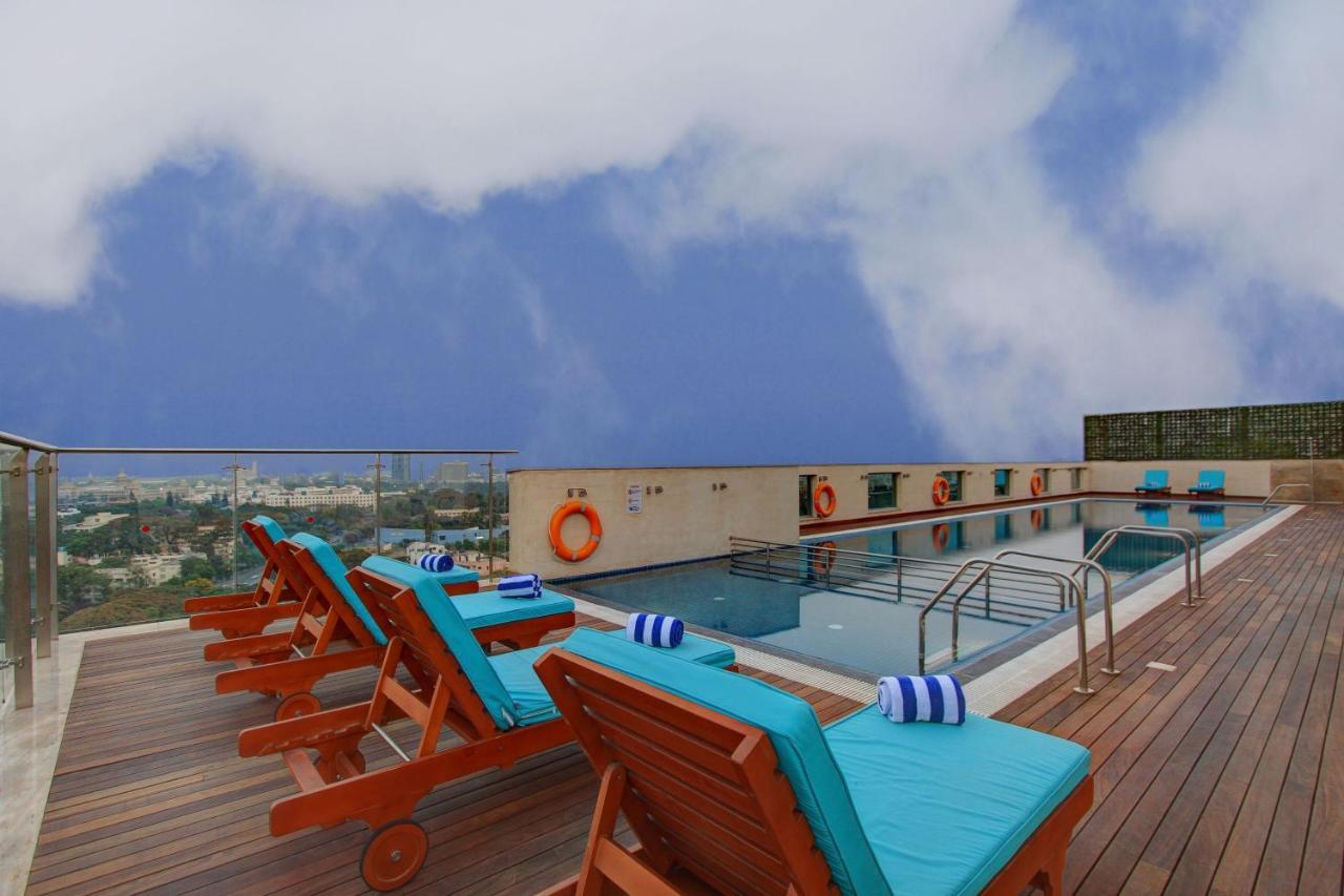 Holiday Inn Bengaluru Racecourse By Ihg Exterior photo Rooftop pool