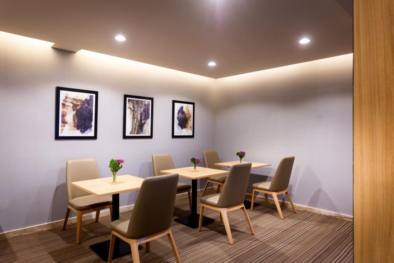 Holiday Inn Bengaluru Racecourse By Ihg Exterior photo The interior of the lounge
