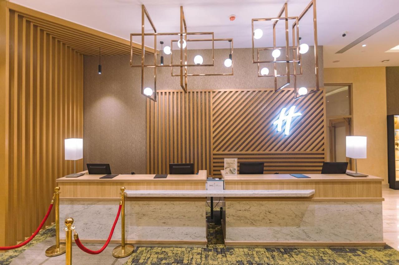 Holiday Inn Bengaluru Racecourse By Ihg Exterior photo Reception desk at the hotel