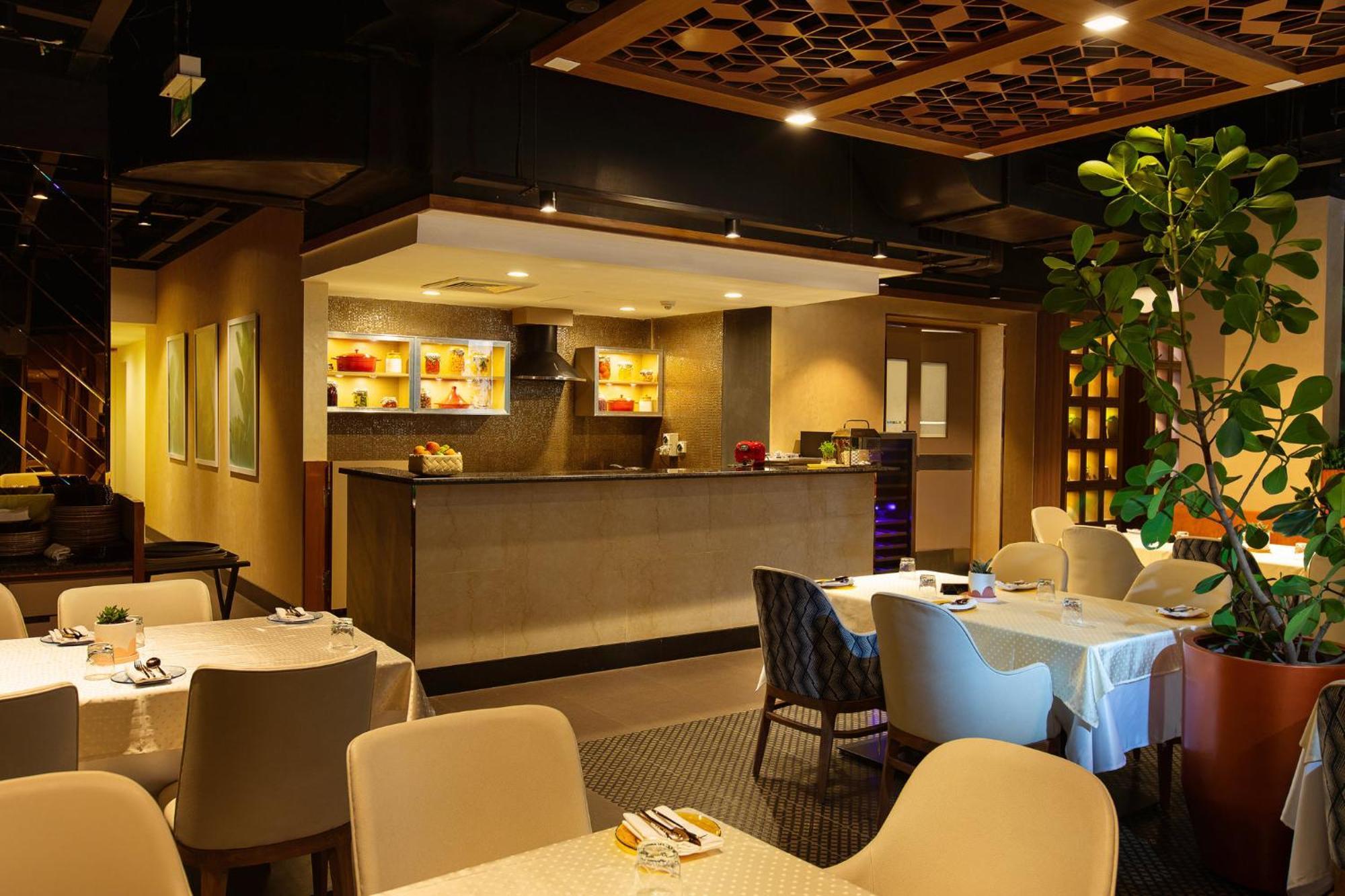 Holiday Inn Bengaluru Racecourse By Ihg Exterior photo Interior of a restaurant in Tokyo